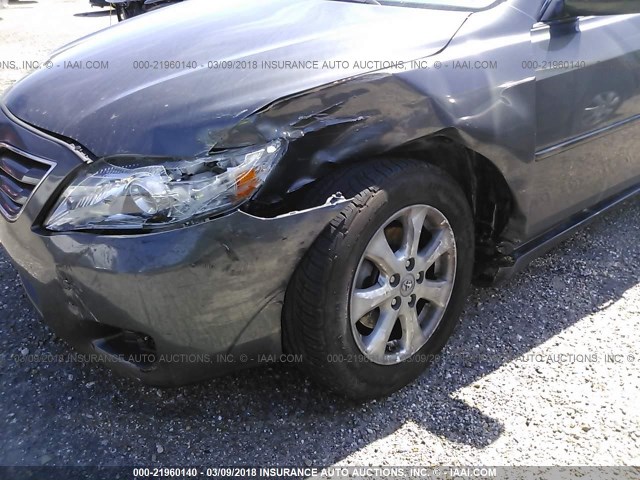 4T4BF3EK7BR145875 - 2011 TOYOTA CAMRY SE/LE/XLE ნაცრისფერი ფოტო 6