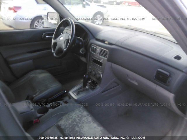 JF1SG65684H745077 - 2004 SUBARU FORESTER 2.5XS შავი ფოტო 5
