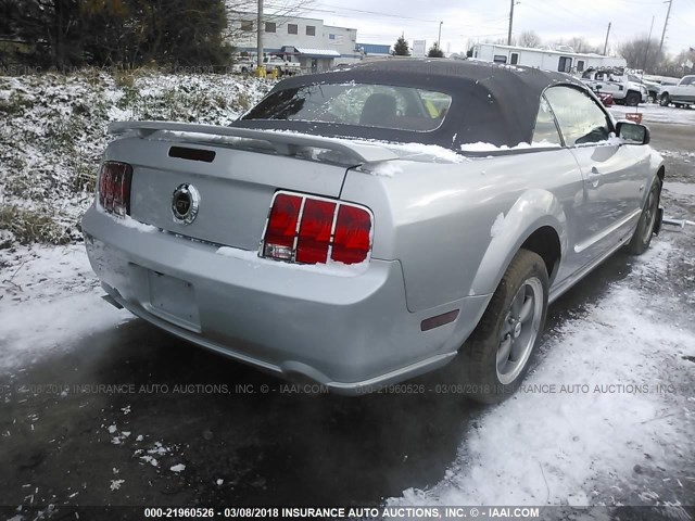 1ZVFT85H555192215 - 2005 FORD MUSTANG GT SILVER photo 4