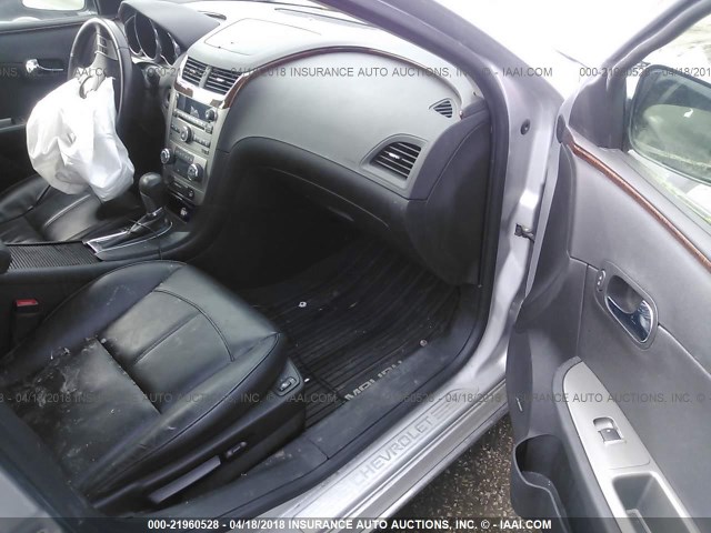 1G1ZE5E15BF351583 - 2011 CHEVROLET MALIBU LTZ 银色 照片 5