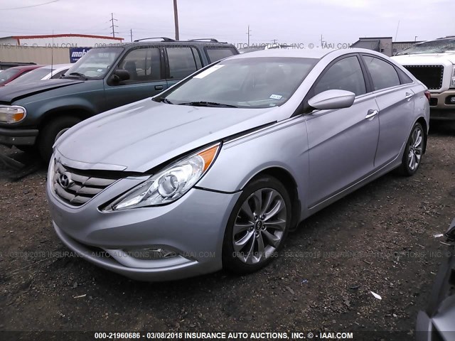 5NPEC4AC7DH548406 - 2013 HYUNDAI SONATA SE/LIMITED SILVER photo 2