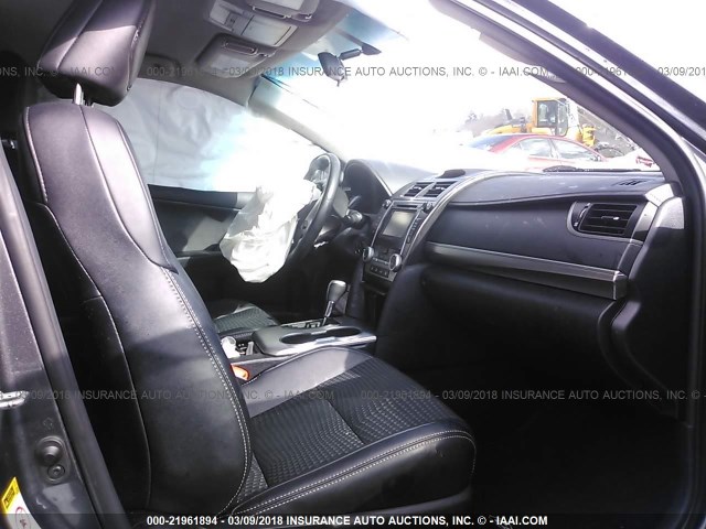 4T1BF1FK6EU832993 - 2014 TOYOTA CAMRY L/SE/LE/XLE 灰色 照片 5