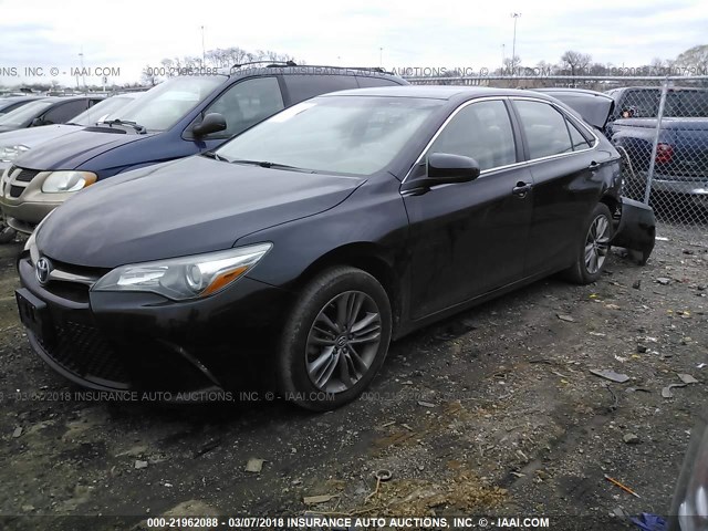 4T1BF1FK5FU102610 - 2015 TOYOTA CAMRY LE/XLE/SE/XSE Noir photo 2