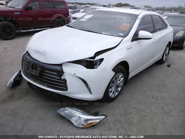 4T1BD1FK4GU198351 - 2016 TOYOTA CAMRY HYBRID/LE/XLE/SE WHITE photo 2