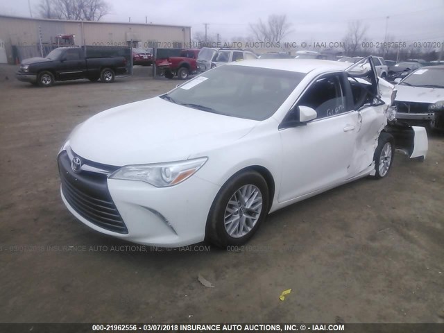 4T1BF1FK4GU193886 - 2016 TOYOTA CAMRY LE/XLE/SE/XSE WHITE photo 2