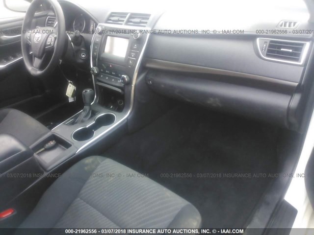4T1BF1FK4GU193886 - 2016 TOYOTA CAMRY LE/XLE/SE/XSE WHITE photo 5