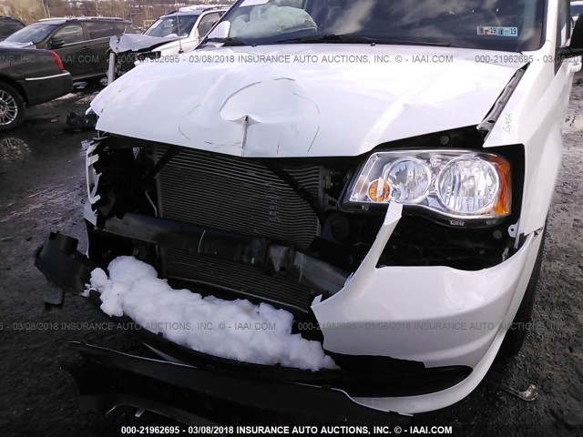 2C4RDGBG7JR181295 - 2018 DODGE GRAND CARAVAN SE WHITE photo 6