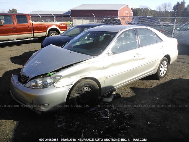 4T1BE32KX5U512953 - 2005 TOYOTA CAMRY LE/XLE/SE SILVER photo 2
