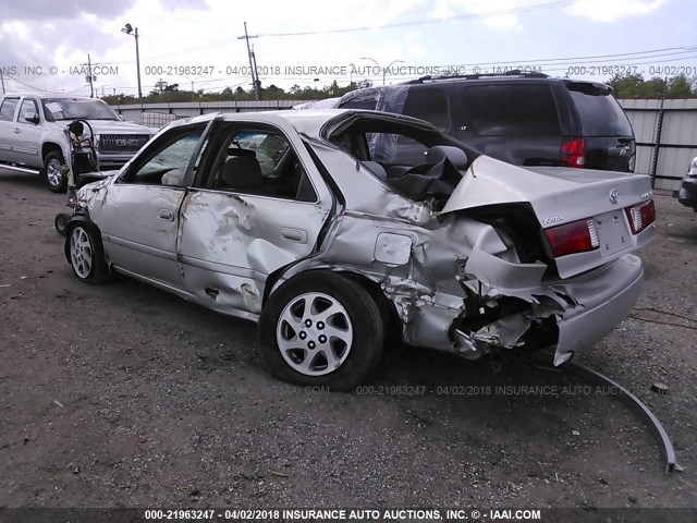 JT2BF22K1Y0260008 - 2000 TOYOTA CAMRY CE/LE/XLE SILVER photo 3