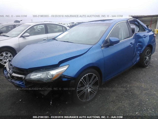 4T1BF1FK3GU538762 - 2016 TOYOTA CAMRY LE/XLE/SE/XSE BLUE photo 2