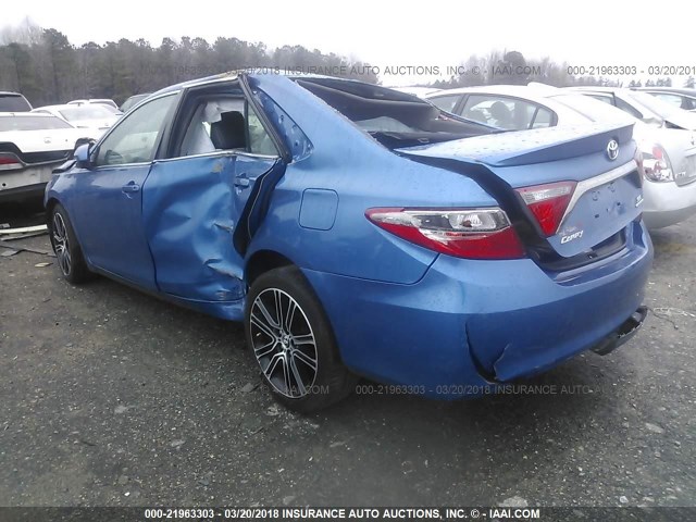 4T1BF1FK3GU538762 - 2016 TOYOTA CAMRY LE/XLE/SE/XSE BLUE photo 3