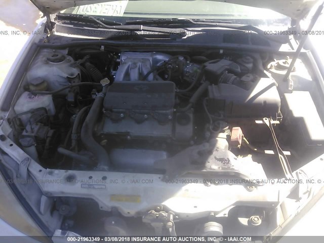 4T1BF32KX2U018827 - 2002 TOYOTA CAMRY LE/XLE/SE თეთრი ფოტო 10