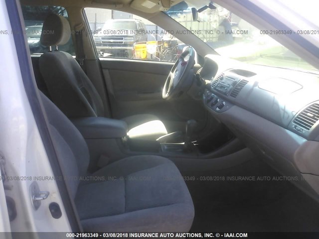 4T1BF32KX2U018827 - 2002 TOYOTA CAMRY LE/XLE/SE თეთრი ფოტო 5