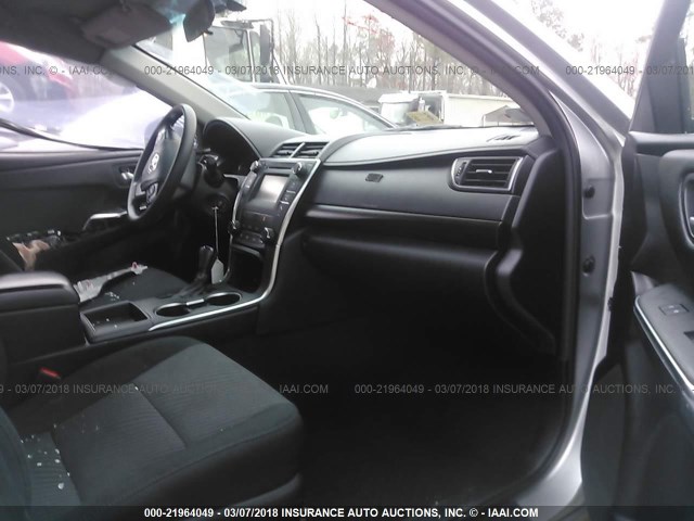 4T1BF1FK5GU240746 - 2016 TOYOTA CAMRY LE/XLE/SE/XSE ვერცხლისფერი ფოტო 5