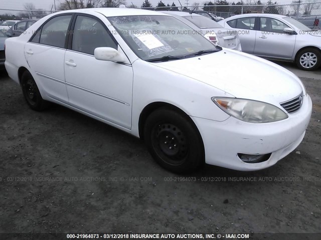 4T1BE32K35U399279 - 2005 TOYOTA CAMRY LE/XLE/SE WHITE photo 1