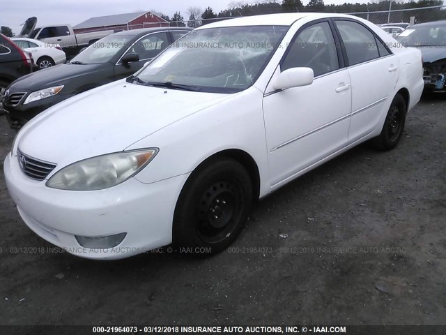 4T1BE32K35U399279 - 2005 TOYOTA CAMRY LE/XLE/SE WHITE photo 2