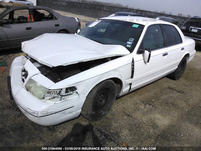 2FAFP73W4WX182462 - 1998 FORD CROWN VICTORIA  WHITE photo 2