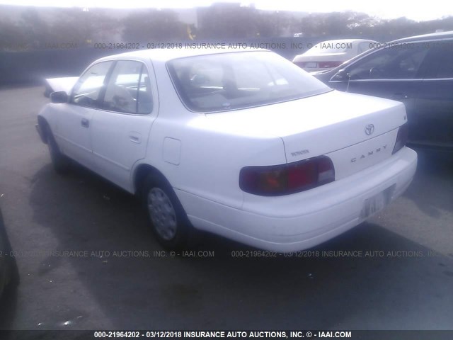 4T1BG12K9TU915737 - 1996 TOYOTA CAMRY DX/LE/XLE WHITE photo 3