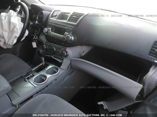 5TDZK3EH1CS058931 - 2012 TOYOTA HIGHLANDER SE SILVER photo 5