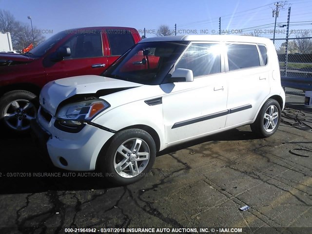 KNDJT2A20A7136855 - 2010 KIA SOUL +/!/SPORT WHITE photo 2