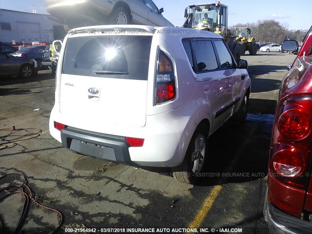 KNDJT2A20A7136855 - 2010 KIA SOUL +/!/SPORT WHITE photo 4