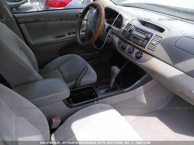 4T1BE32K22U584015 - 2002 TOYOTA CAMRY LE/XLE/SE 金色 照片 5