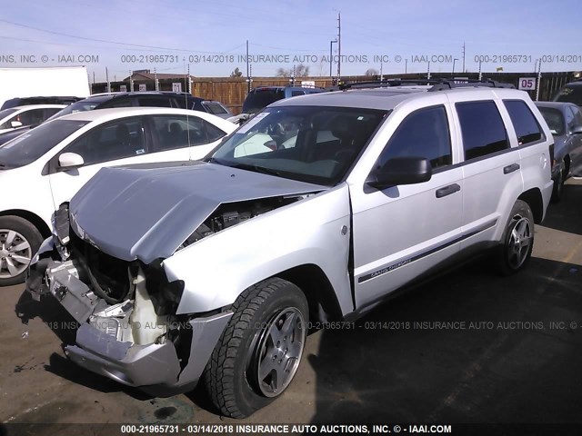 1J4HR48N85C731906 - 2005 JEEP GRAND CHEROKEE LAREDO/COLUMBIA/FREEDOM SILVER photo 2