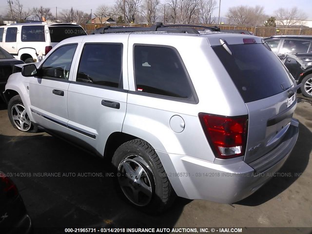 1J4HR48N85C731906 - 2005 JEEP GRAND CHEROKEE LAREDO/COLUMBIA/FREEDOM SILVER photo 3