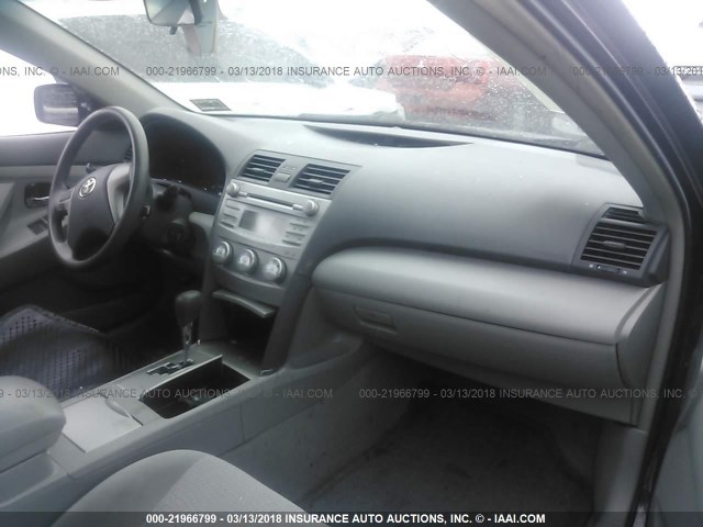 4T1BF3EK4BU664389 - 2011 TOYOTA CAMRY SE/LE/XLE BLACK photo 5