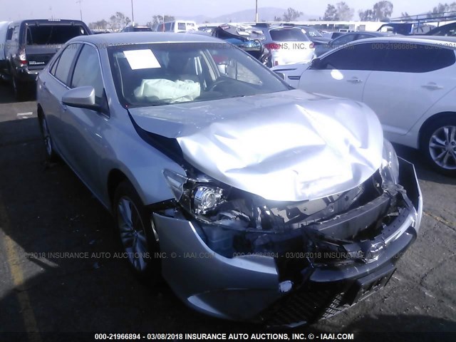 4T1BF1FK1HU806743 - 2017 TOYOTA CAMRY LE/XLE/SE/XSE ვერცხლისფერი ფოტო 1