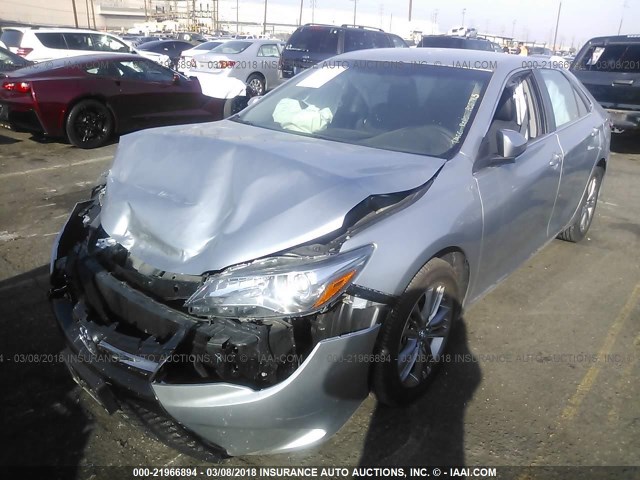 4T1BF1FK1HU806743 - 2017 TOYOTA CAMRY LE/XLE/SE/XSE ვერცხლისფერი ფოტო 2