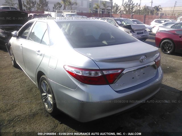 4T1BF1FK1HU806743 - 2017 TOYOTA CAMRY LE/XLE/SE/XSE ვერცხლისფერი ფოტო 3