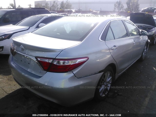 4T1BF1FK1HU806743 - 2017 TOYOTA CAMRY LE/XLE/SE/XSE ვერცხლისფერი ფოტო 4