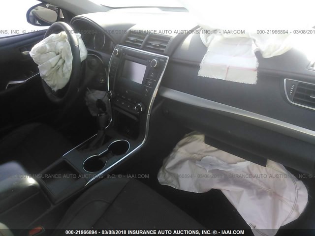 4T1BF1FK1HU806743 - 2017 TOYOTA CAMRY LE/XLE/SE/XSE ვერცხლისფერი ფოტო 5