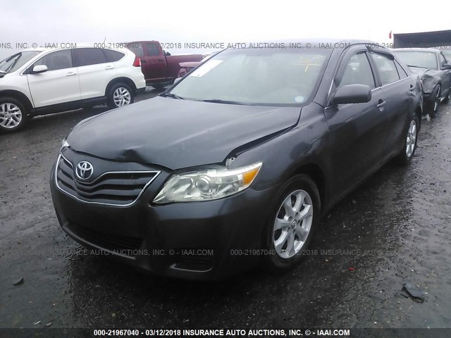 4T1BF3EKXBU657169 - 2011 TOYOTA CAMRY SE/LE/XLE GRAY photo 2
