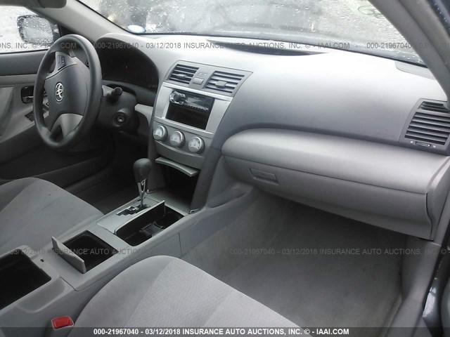 4T1BF3EKXBU657169 - 2011 TOYOTA CAMRY SE/LE/XLE GRAY photo 5