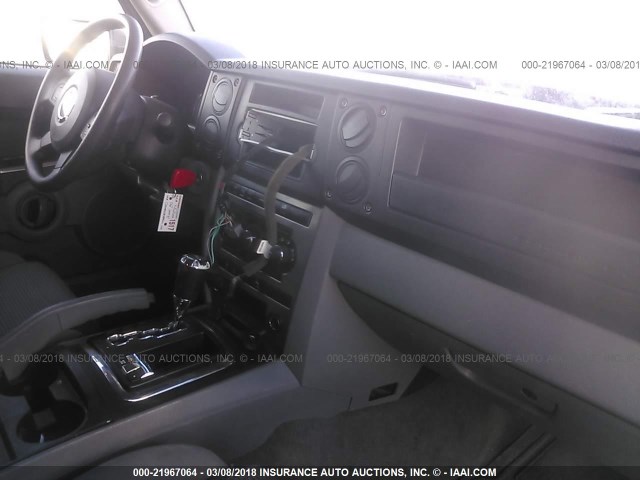 1J8HG48N26C231973 - 2006 JEEP COMMANDER BLACK photo 5