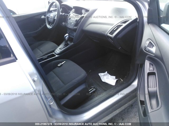 1FADP3FE8GL257181 - 2016 FORD FOCUS SE SILVER photo 5