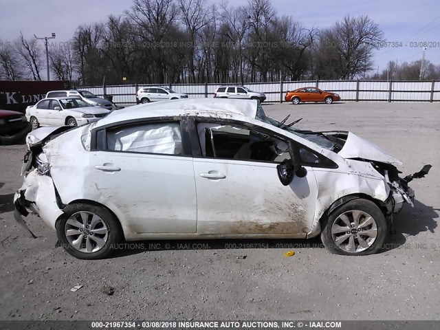 KNADN4A3XG6626730 - 2016 KIA RIO EX/SX WHITE photo 6