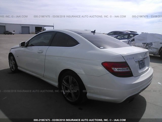 WDDGJ4HB7CF792471 - 2012 MERCEDES-BENZ C 250 WHITE photo 3