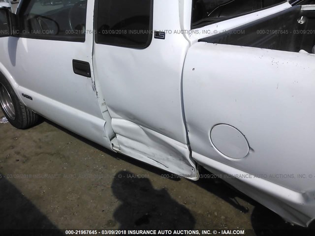 1GCCS195428142707 - 2002 CHEVROLET S TRUCK S10 WHITE photo 6