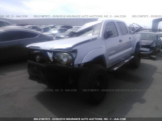 3TMLU4EN2BM079006 - 2011 TOYOTA TACOMA DOUBLE CAB ვერცხლისფერი ფოტო 2