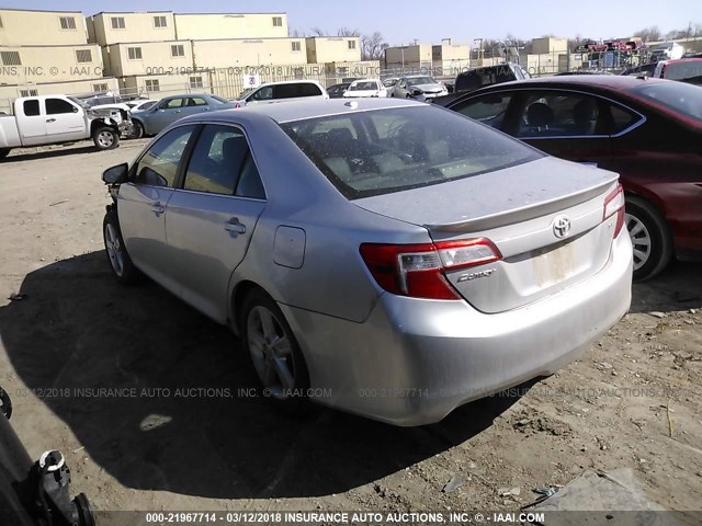 4T1BF1FK5CU060886 - 2012 TOYOTA CAMRY SE/LE/XLE Серебристый фото 3