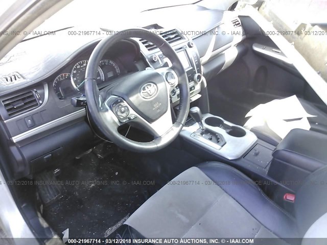 4T1BF1FK5CU060886 - 2012 TOYOTA CAMRY SE/LE/XLE Серебристый фото 5