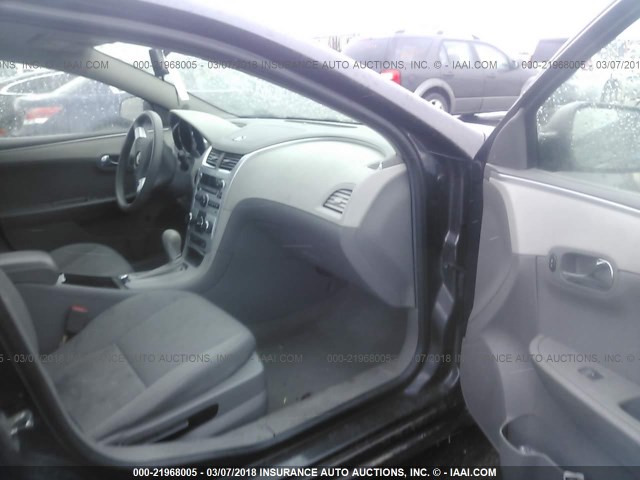 1G1ZB5EB8AF259707 - 2010 CHEVROLET MALIBU LS 灰色 照片 5