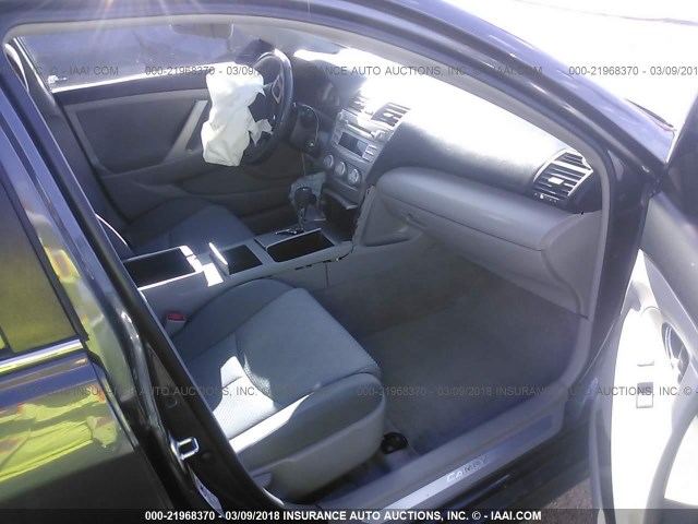 4T1BF3EKXBU171641 - 2011 TOYOTA CAMRY SE/LE/XLE Серый фото 5