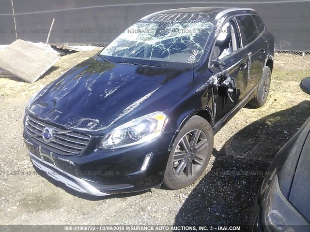 YV440MDRXH2127238 - 2017 VOLVO XC60 T5/DYNAMIC BLUE photo 2