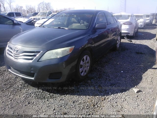 4T4BF3EK2AR068511 - 2010 TOYOTA CAMRY SE/LE/XLE GRAY photo 2