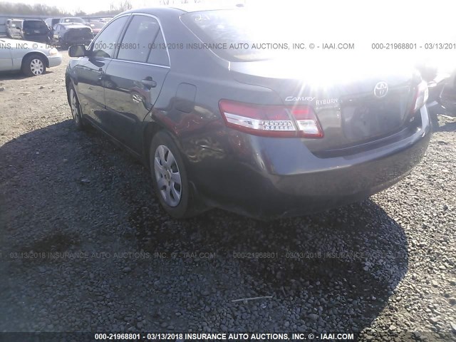 4T4BF3EK2AR068511 - 2010 TOYOTA CAMRY SE/LE/XLE GRAY photo 3