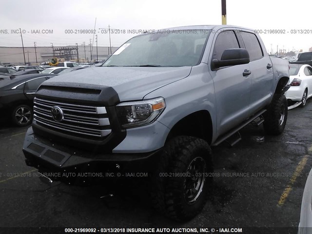 5TFHY5F19JX698285 - 2018 TOYOTA TUNDRA CREWMAX LIMITED GRAY photo 2